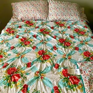 Pioneer Woman Vintage Floral Queen Size Reversible Comforter and Shams